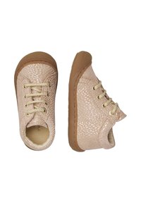 Růžové texturované boty s tečkovaným vzorem, měkký materiál podobný kůži, kulatá špička a zlaté šňůrky. Gumové podrážky pro grip a stabilitu.