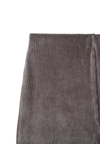 Ampio tessuto in velluto a coste grigio con trama a costine verticali, che mostra un bordo pulito e una superficie morbida, ideale per abbigliamento o tappezzeria.