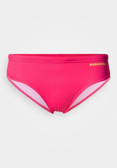 Slip da bagno rosa realizzati in tessuto morbido con dettagli contrastanti in rosa chiaro e logo "DSQUARED2" giallo acceso sul lato.