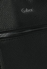 Schwarze, strukturiert Lederhandtasche mit einem Reißverschluss. Mit einem Metall-Logo und einem glatten Reißverschluss für einfachen Zugang. Subtiles, sich wiederholendes Muster auf der Oberfläche.