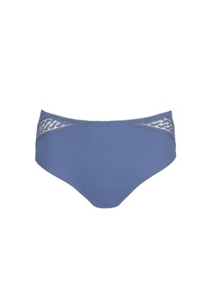 Ropa interior femenina estilo bikini azul con bordes de encaje y pequeños detalles de recortes sobre un fondo blanco.
