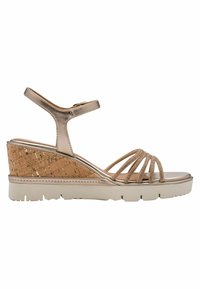 Sandale compensée à lanières avec des brides métalliques couleur or rose, talon compensé à texture liège et semelle en caoutchouc blanche. Bride de cheville réglable incluse.