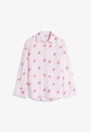 Lyserød skjorte med knapper, lange ærmer, let stribet stof og rødt, kursivt "FH" monogrammønster over det hele.