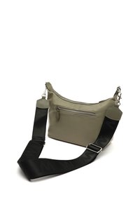 Maslinasta torba preko tijela od glatkog materijala, s prednjim zip džepom i crnim podesivim remenom s uzorkom logotipa.