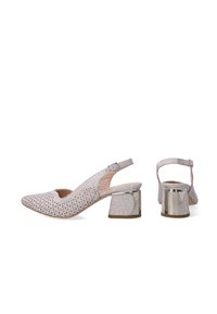Slingback vysoké podpatky ve světle růžové perforované kůži s kovovým stříbrným blokovým podpatkem a designem s otevřenou zadní částí.
