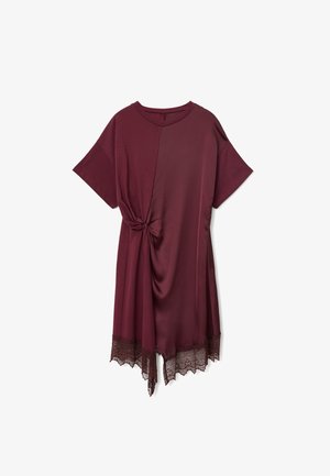 Bordeauxfarbenes Kleid mit kurzen Ärmeln, einer Knoten-Detail an der Taille und einem Spitzenabschluss am unteren Rand. Hergestellt aus einem glatten Stoffgemisch.