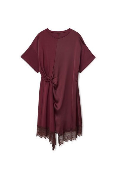 Robe bordeaux avec des manches courtes, un détail noué à la taille et une bordure en dentelle en bas. Fabriquée dans un mélange de tissus doux.