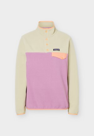 Fleece pullover met lange mouwen, beige bovenstuk, lavendelkleurig lijfje, perzikkleurige knoopzak en drukknoopjes op de kraag.