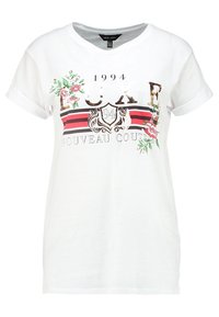 Camiseta de algodón blanca con mangas cortas enrolladas, que presenta gráficos florales, texto metálico y un diseño rayado en rojo y negro.