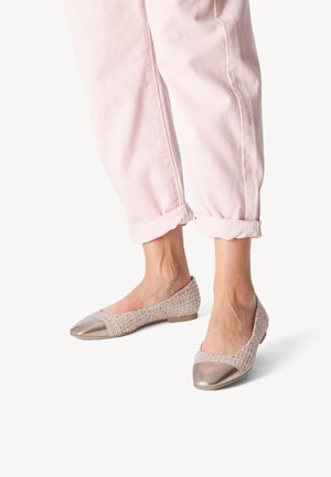 Ballerina's met een geweven lichtgekleurde textielen bovenzijde en een metalen taupekleurige neuskap. Het ontwerp heeft een lage, platte hak.