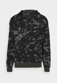 Czarna i szara bluza z kapturem w wzór camouflage, z przednią kieszenią, regulowanym kapturem i ściągaczami przy mankietach oraz na dole. Wykonana z miękkiego materiału.