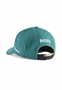 Gorra verde azulado con diseño perforado, logo "BOSS" bordado en blanco, correa ajustable negra y acento amarillo a lo largo del borde interior.