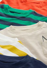 Fünf gefaltete Rundhalsausschnitt-Shirts in den Farben Orange, grün/navy gestreift, beige mit Tasche, gelb/weiß gestreift und navyblau.