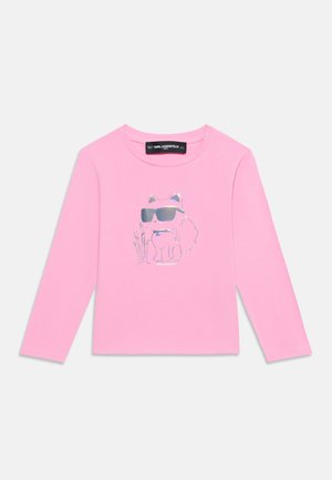 Pink langærmet skjorte med en skinnende sølvkat med solbriller trykt foran, med rund halsudskæring og et Karl Lagerfeld-mærke.