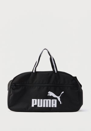 Svart Puma-duffelbag med hvit logo, glidelåslomme foran og tostripede bærehåndtak på ensfarget hvit bakgrunn.