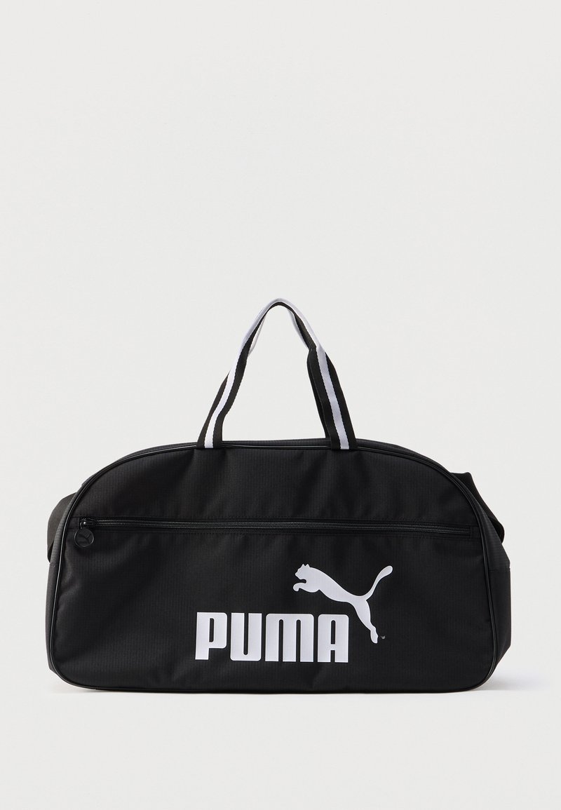 Μαύρη τσάντα duffel Puma με λευκό λογότυπο, φερμουάρ στο μπροστινό τμήμα και διπλές ριγέ λαβές σε απλό λευκό φόντο.