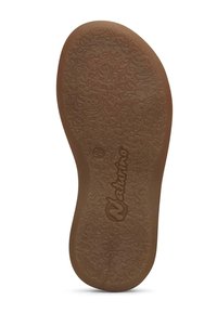 Suela de zapato de goma marrón con intrincados patrones florales y de hojas, con un logo grabado cerca del talón y marcas de tamaño presentes.