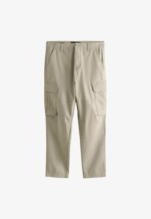 Pantalons cargo beiges en tissu durable, dotés de plusieurs poches latérales, d'une fermeture à bouton et de détails couture pour plus de texture.