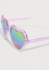 Γυαλιά ηλίου σε σχήμα καρδιάς με διαφανές ροζ πλαίσιο και φακούς με καθρέφτη ουράνιου τόξου, διακοσμ ημένα με στρας κατά μήκος της άκρης.