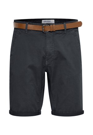 Pantalones cortos gris oscuro hechos de una tela ligera, con un cinturón de cuero marrón, dos bolsillos laterales y dobladillos enrollados.