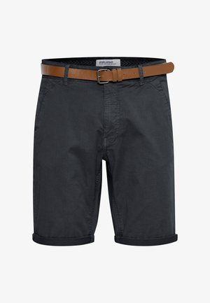 Ciemnoszare szorty wykonane z lekkiego materiału, z brązowym skórzanym paskiem, dwiema bocznymi kieszeniami oraz podwiniętymi brzegami.