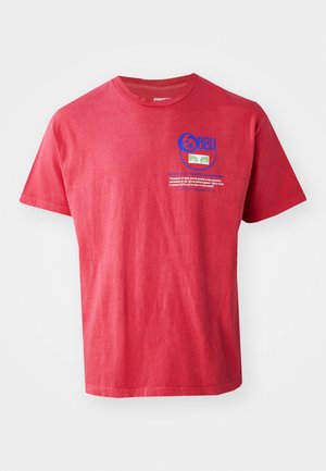 Rood T-shirt met korte mouwen met blauw en groen grafisch ontwerp en kleine witte tekst op de bovenste linkerborst.