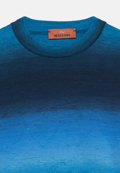 Πουλόβερ με στρογγυλή λαιμόκοψη και πλεκτό σε μπλε διαβάθμιση που ξεκινά από σκούρο σε ανοιχτό, με καφέ ετικέτα της μάρκας Missoni στη λαιμόκοψη.