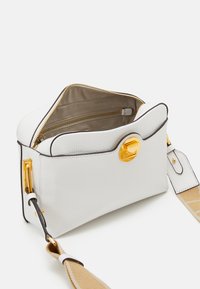 Coccinelle LIYA SIGNATURE - Borsa a tracolla - brillant white