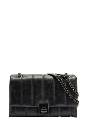 Czarna pikowana skórzana torebka na ramię z srebrnym łańcuszkiem i prostokątnym metalowym zapięciem.