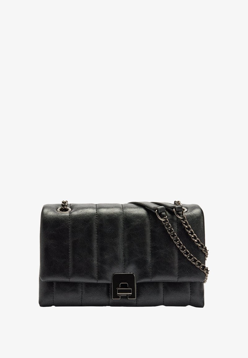 Czarna pikowana skórzana torebka na ramię z srebrnym łańcuszkiem i prostokątnym metalowym zapięciem.