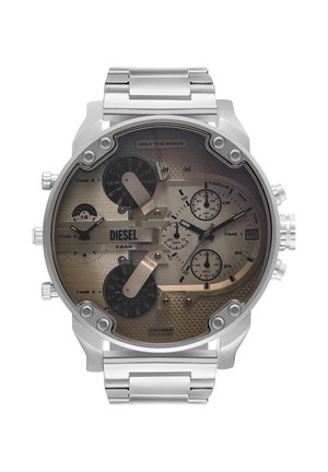 Srebrny męski zegarek Diesel z dużą okrągłą tarczą, kilkoma tarczami pokazującymi cztery strefy czasowe, chronografem, datą i metalową bransoletą.