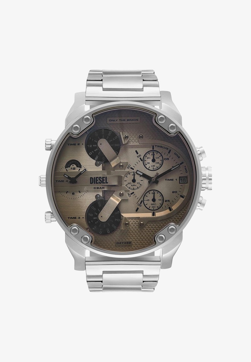 Reloj de pulsera para hombre Diesel plateado con esfera grande y redonda, múltiples esferas que muestran cuatro zonas horarias, cronógrafo, fecha y pulsera de eslabones metálicos.