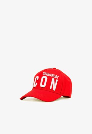 Casquette de baseball rouge en coton avec une visière incurvée. Présente des lettres blanches en gras "ICON" et "DSQUARED2" sur le panneau avant.
