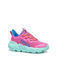 Sneaker rosa brillante con accenti blu, caratterizzata da suole testurizzate e lacci multicolori, con il logo "GEOX" in evidenza.