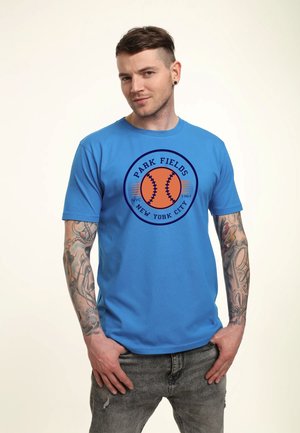 Henry Tiger, PARK FIELDS NEW YORK CITY - Triko s potiskem - light royal blue