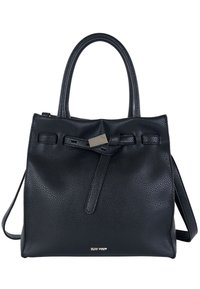 Borsa a mano in pelle nera con texture a grani, manici doppi e tracolla rimovibile. Presenta un dettaglio a nodo e un accento con fibbia metallica.