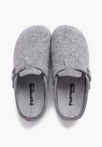 Pantofole grigie in feltro con superficie testurizzata, forma arrotondata e piccolo dettaglio della cinghia laterale. Interno imbottito per comfort e calore.