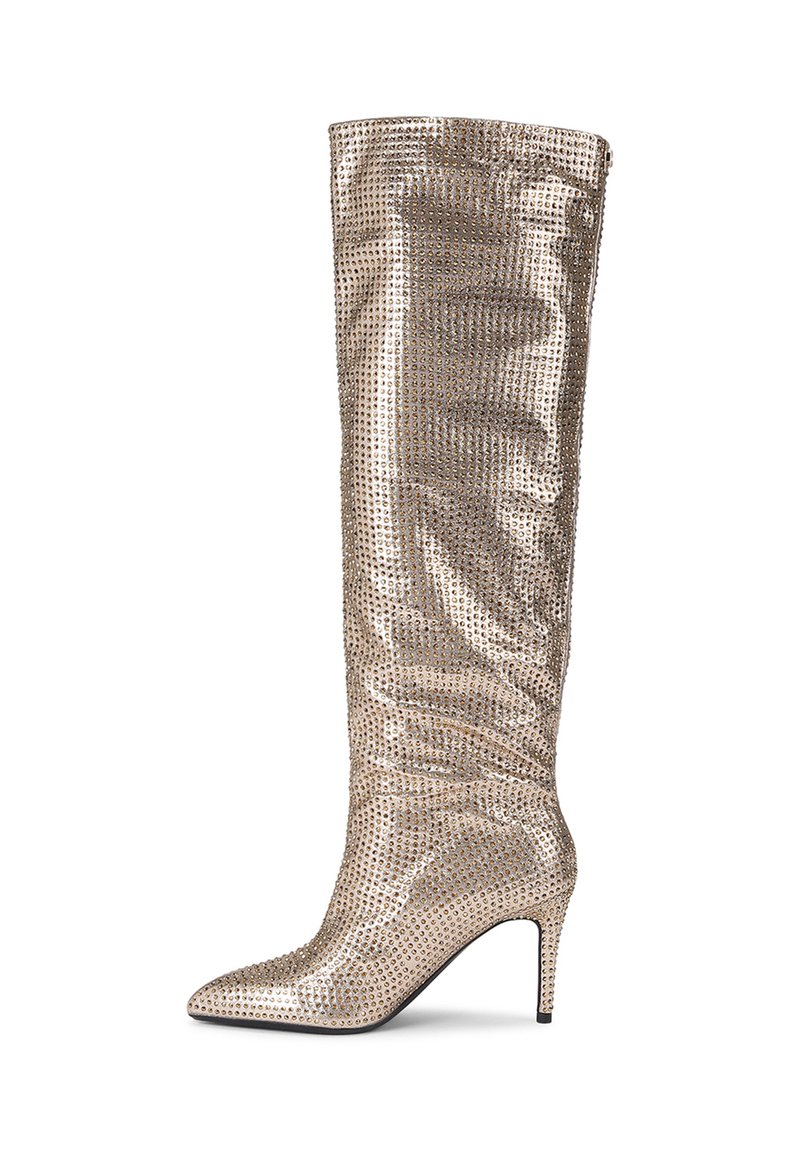 Bottine cuissarde en stiletto de couleur or métallique avec un bout pointu, rehaussée de strass pour une texture et un éclat supplémentaires. Fini lisse dans l'ensemble.