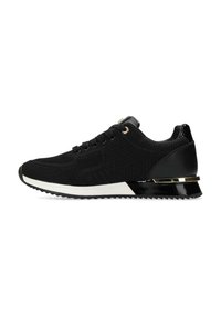 Schwarze Sport-Sneaker mit einem strukturierten Strick-Obermaterial, schwarzen Lackdetails, goldenen Ösen und einer weißen Zwischensohle mit einer strukturierten schwarzen Außensohle.