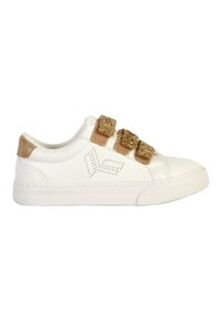 Sneaker blanc avec une tige en cuir lisse, trois attaches de bandeau texturé beige, un design perforé sur le côté et une semelle en caoutchouc.