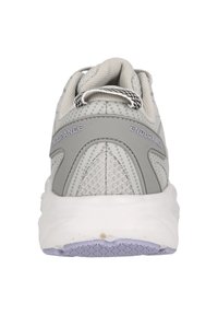 Grå atletisk sko med strukturerat meshtyg, vadderad krage, vit mellansula och gummiyttersål med ett mönster för bra grepp.