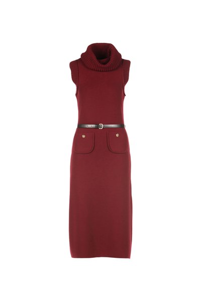 Ujjatlan bordó kötött ruha magas nyakkal, fekete övvel és elülső zsebekkel arany gombokkal, térdixen.