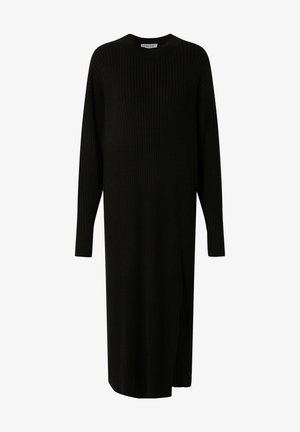 Zwarte geribbelde gebreide jurk met lange mouwen, ronde hals en een rechte silhouet; is voorzien van een zijsplit voor extra detail.