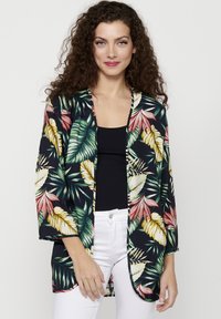 Květinová kimono bunda s živými tropick�ými listy v zelené, růžové a žluté na tmavě modrém pozadí, s širokými rukávy a otevřeným předním dílem.