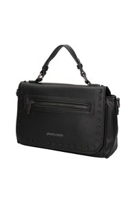 Borsa a tracolla in pelle nera texture con borchie decorative, tasca frontale con zip e tracolla rimovibile per versatilità. Presenta dettagli del logo.