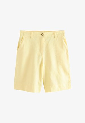 Gelbe Baumwollshorts mit glatter Textur, flacher Vorderseite, Gürtelschlaufen, Taschen und Knopfverschluss. Einfaches Design, gerader Schnitt.