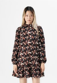 Robe noire à fleurs avec un ourlet volanté, des manches longues bouffantes, un col montant et des motifs multicolores de feuilles et de formes abstraites.