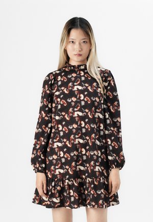 Robe noire à fleurs avec un ourlet volanté, des manches longues bouffantes, un col montant et des motifs multicolores de feuilles et de formes abstraites.