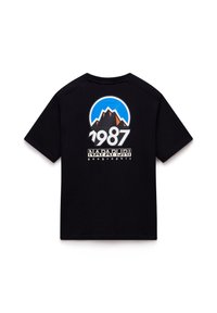 Sort bomulds T-shirt med et farverigt bjerggrafik, "1987" i hvid, og teksten "NAPAPIJR geographic" nederst på bagsiden.