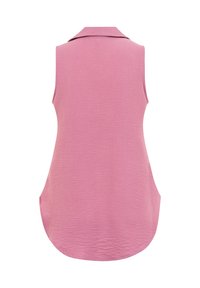 Blouse rose texturée sans manches avec col, ourlet arrondi et dos plus long, vue de dos sur fond blanc.